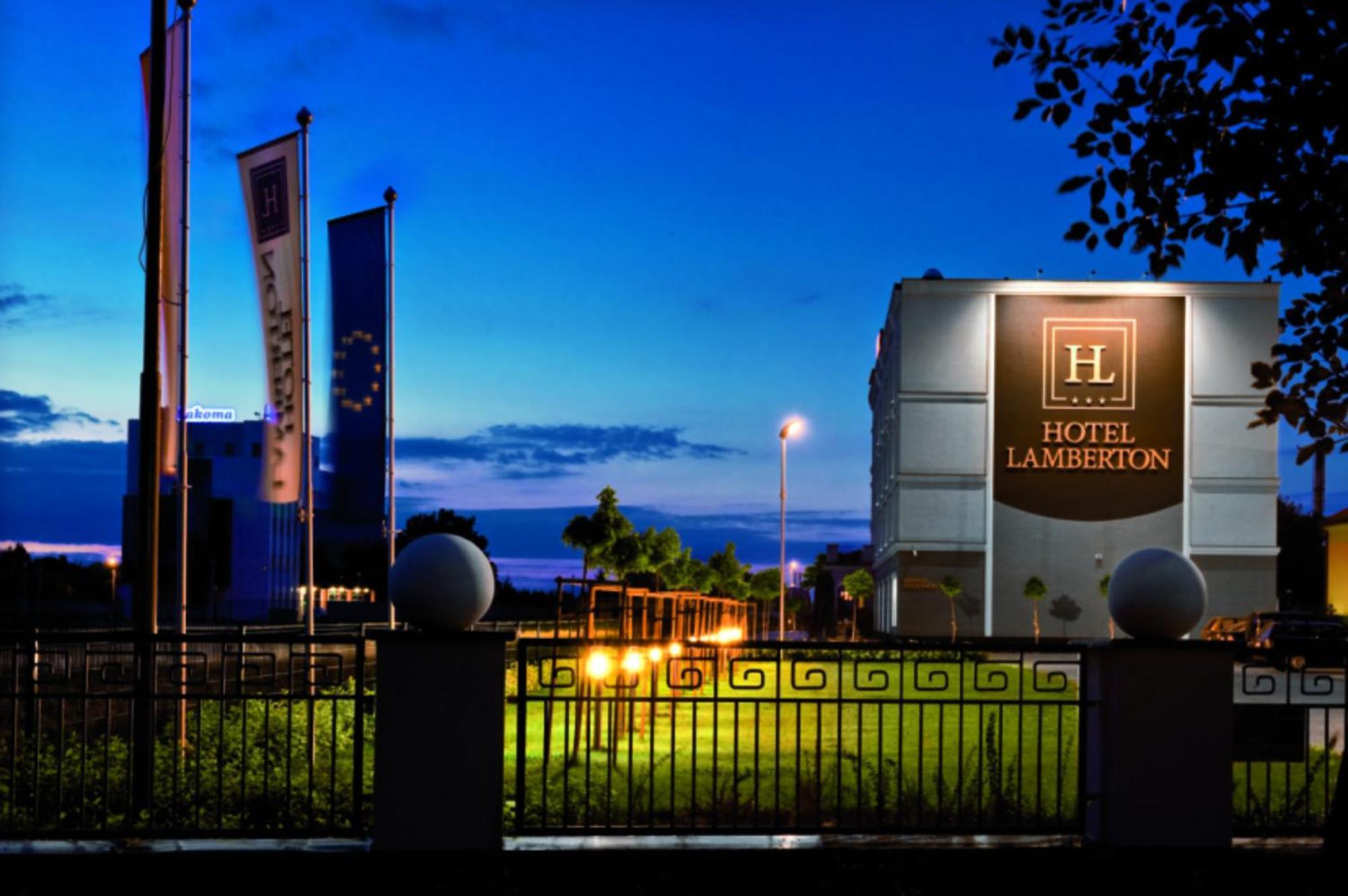 Hotel Lamberton Ołtarzew Exteriör bild